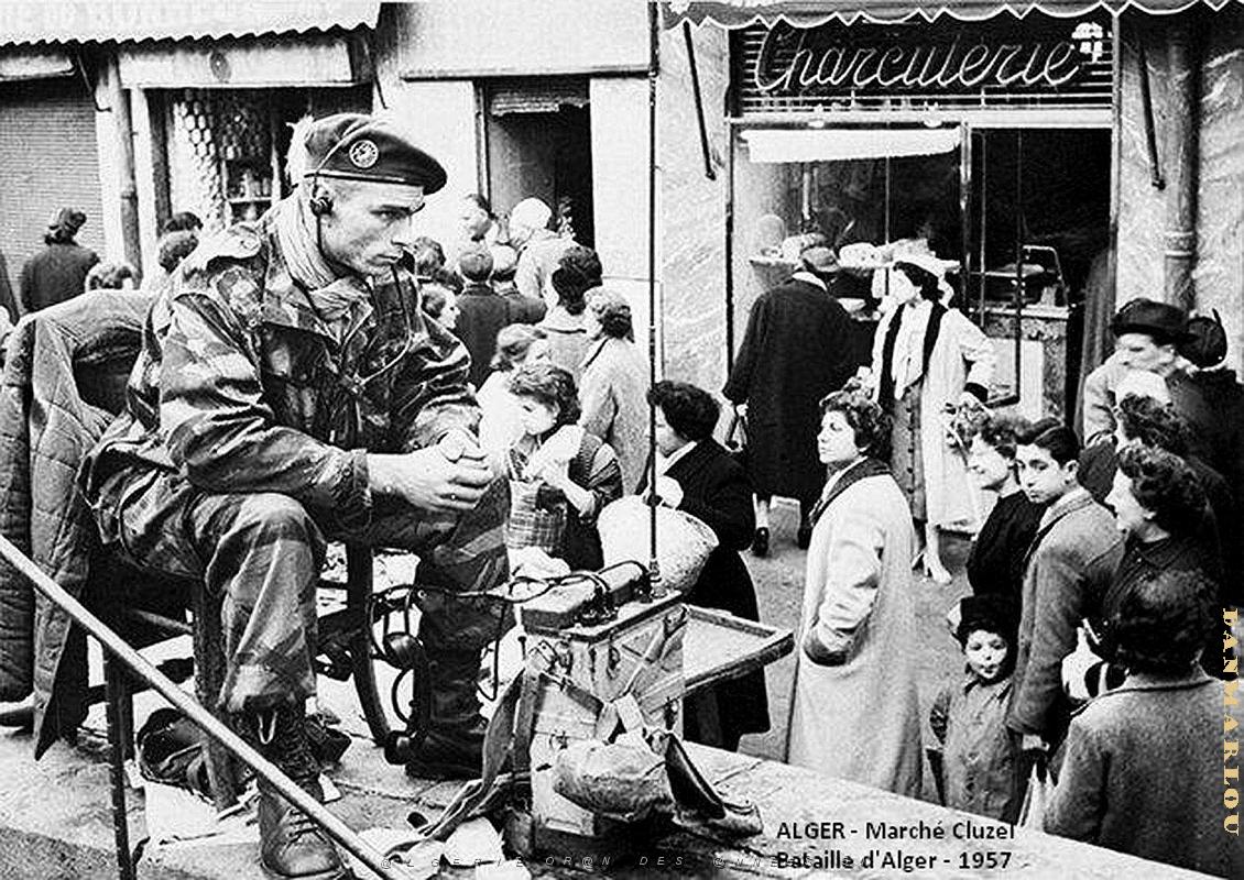 Alger - Bataille d'Alger - Marche Clauzel - Surveillance par un para du 1er REP - 3 Fevrier 1957.jpg